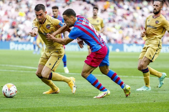 Sergino Dest beraksi di laga Barcelona vs Levante di Camp Nou, Minggu (26/09/2021) malam WIB. (c) AP Photo