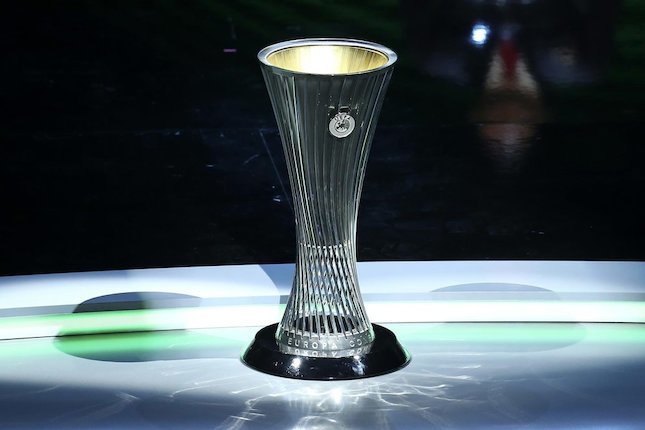Trofi UEFA Conference League (c) AP Photo