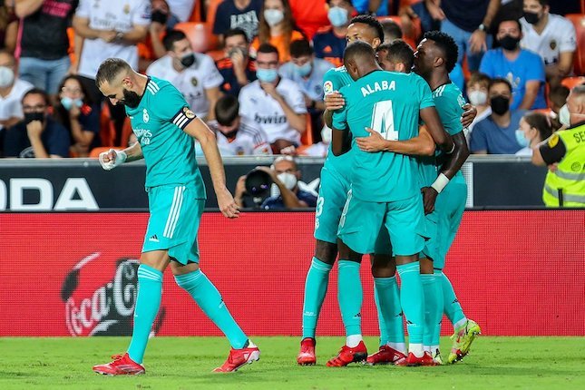Skuad Real Madrid merayakan gol Karim Benzema ke gawang Valencia, La Liga 2021/22 (c) AP Photo