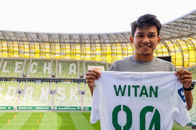 Witan Sulaeman resmi gabung dengan Lechia Gdansk. (c) Lechia Gdansk