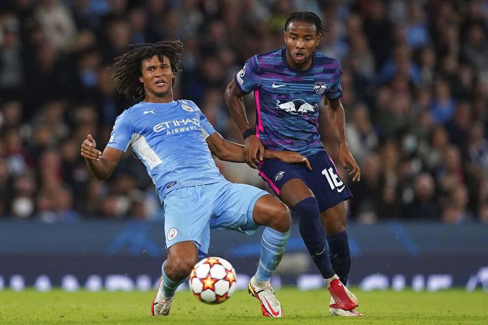 Loh, Nathan Ake Batal Pindah ke Chelsea?