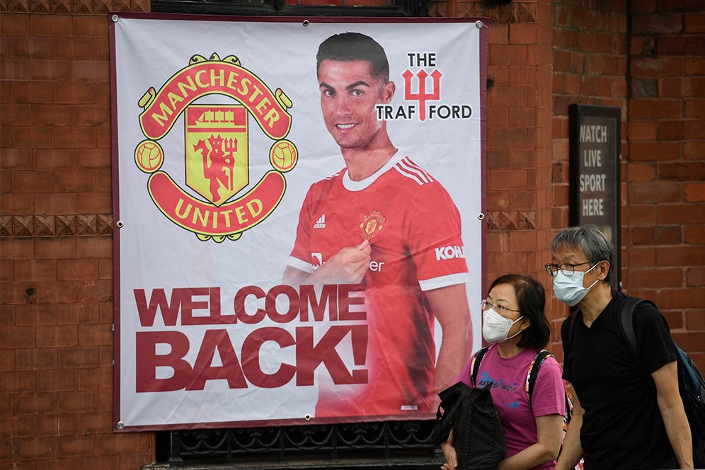 Manchester United Turunkan Mural Cristiano Ronaldo di Old Trafford