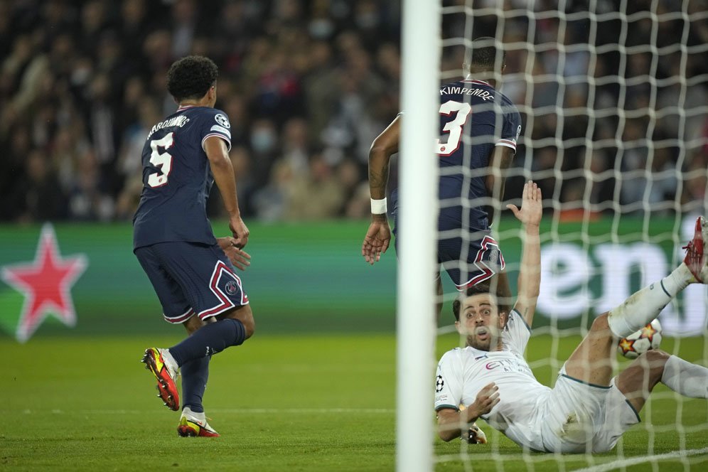 Di Balik Nirbobol PSG: Selain Donnarumma Gemilang, Ada Bernardo Silva yang Konyol!