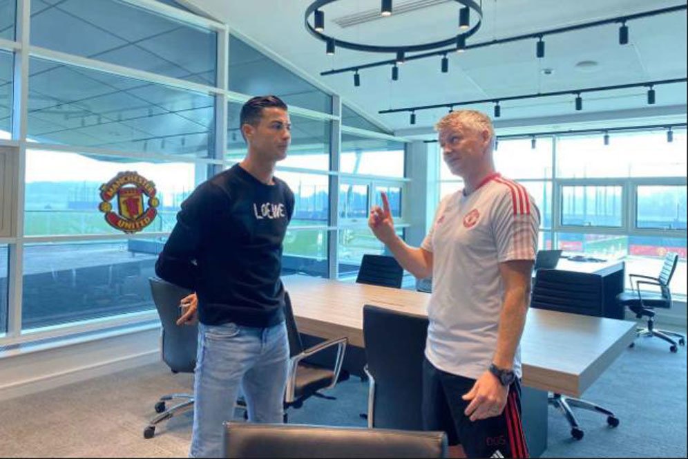 Ronaldo Temui Solskjaer, Netizen: Salfok ke Baju, DMF Bapuk, Inget Ini Bukan Madrid Atau Juve!