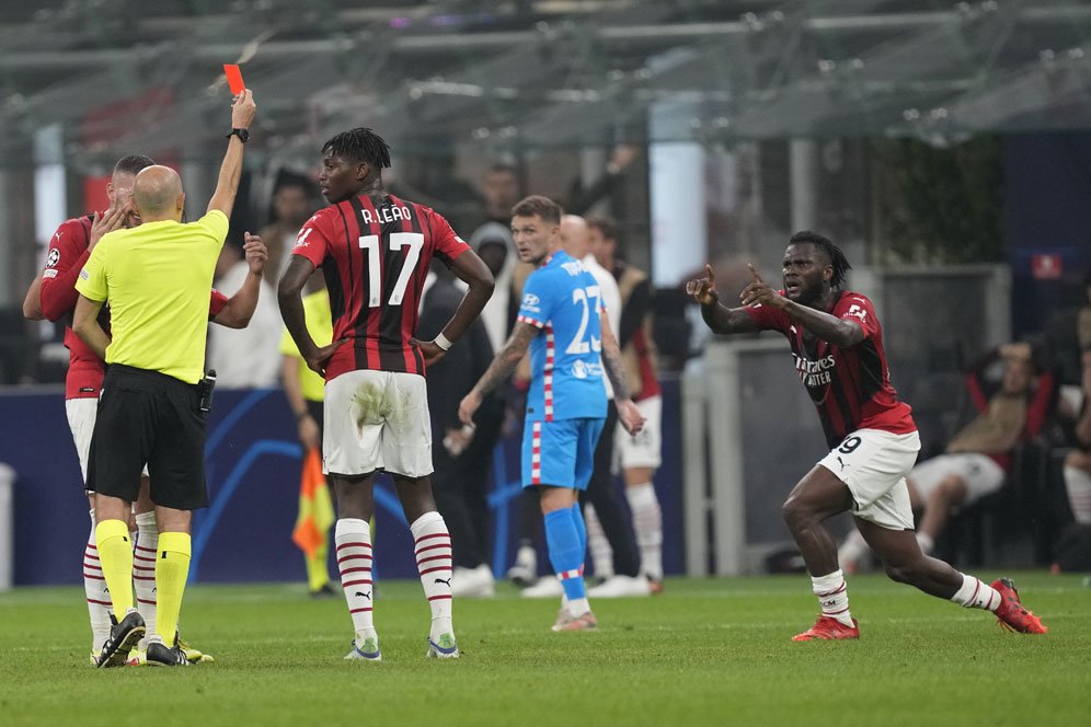 Milan Digebuk Atletico, Fans: Dijegal Wasit, Dijegal Teman Sendiri, Dijegal Semesta! Salah Kessie!