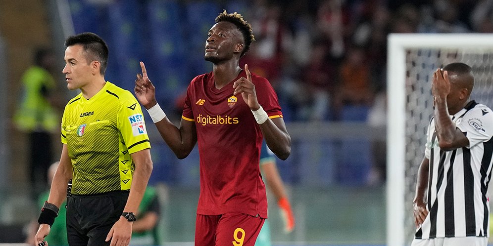 Selebrasi Tammy Abraham usai mencetak gol di laga AS Roma vs Udinese, Serie A 2021/22 (c) AP Photo