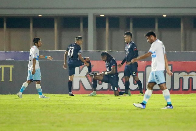 Pemain Arema FC, Carlos Fortes, melakukan selebrasi usai mencetak gol ke gawang Persela Lamongan pada laga BRI Liga 1 (c) Bola.net/M Iqbal Ichsan