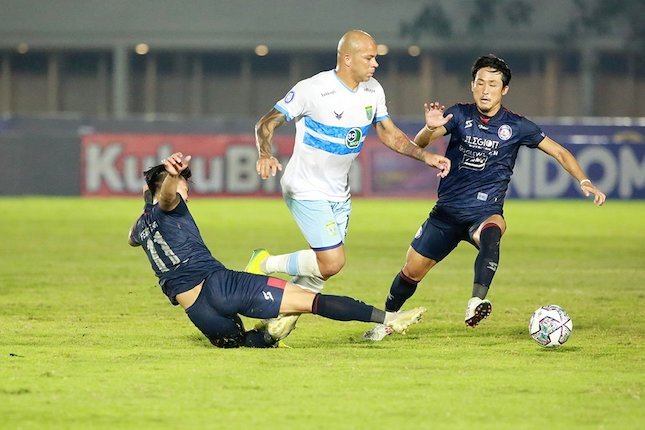 Pemain Persela Lamongan, Ivan Carlos, berusaha melewati pemain Arema FC pada laga BRI Liga 1 (c) Bola.net/M Iqbal Ichsan