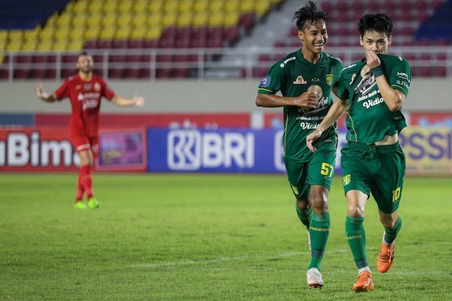 BRI Liga 1: Selebrasi Taisei Marukawa (kanan) usai mencetak gol untuk Persebaya Surabaya (c) Bola.net/Bagaskara Lazuardi