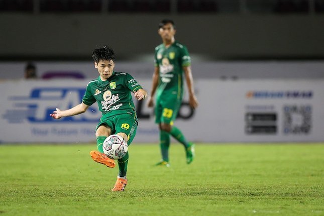 Pemain Persebaya Surabaya, Taisei Marukawa mengirim umpan pada laga pekan 9 BRI Liga 1 2021 melawan Persija Jakarta di Stadion Manahan, Selasa (26/10/2021). (c) Bola.net/Bagaskara Lazuardi