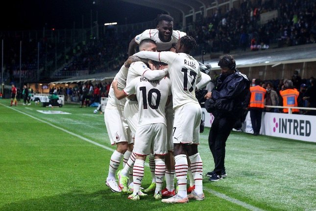 Skuad AC Milan merayakan gol di markas Atalanta, Senin (4/10/2021) (c) La Presse via AP Photo