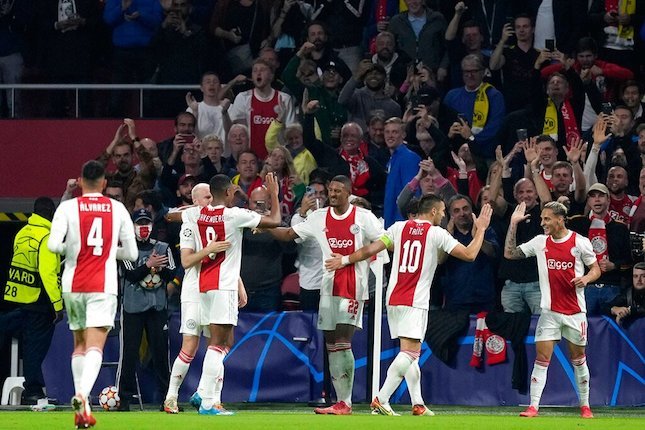 Pemain Ajax Amsterdam merayakan gol Sebastien Haller ke gawang Dortmund. Ajax menang 4-0 saat melawan Dortmund di penyisihan grup Liga Champions 2021. (c) AP Photo