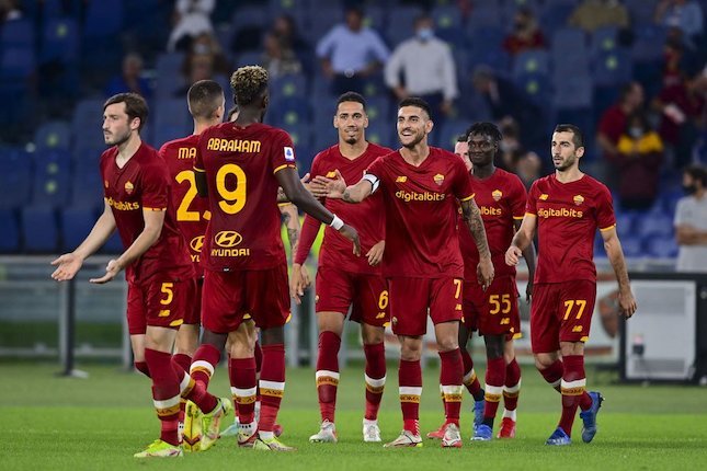 Skuat AS Roma merayakan gol Lorenzo Pellegrini ke gawang Empoli, Minggu (03/10/2021) malam WIB. (c) AS Roma Twitter Official