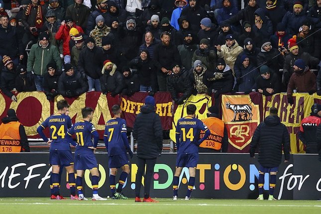 Pemain AS Roma meminta maaf pada fans usai dibantai Bodo/Glimt pada laga UEFA Confrence League (c) AP Photo