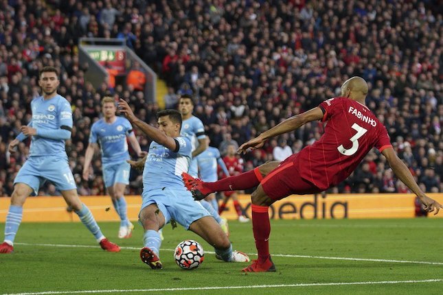 Peluang emas Fabinho diblok Rodri di laga Liverpool vs Man City pada pekan ke-7 Premier League 2021/22 (c) AP Photo