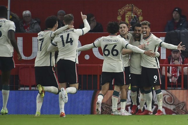 Skuat Liverpool merayakan gol Mohamed Salah ke gawang Manchester United di Old Trafford, Minggu (24/10/2021) malam WIB. (c) AP Photo