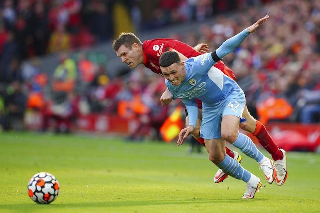 James Milner vs Phil Foden di laga Livepool vs Manchester City pada pekan ke-7 Premier League 2021/22 (c) AP Photo