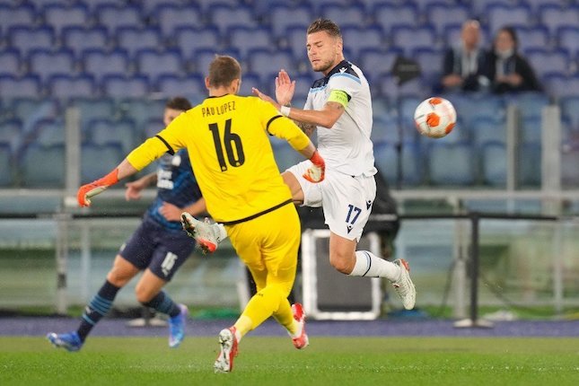Ciro Immobile diadang Pau Lopez dalam laga Lazio vs Marseille, Kamis (21/10/2021) (c) AP Photo
