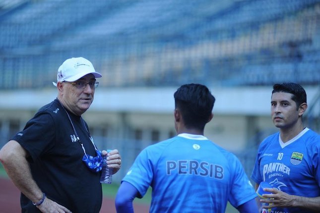BRI Liga 1: Pelatih Persib Bandung, Robert Rene Alberts (kiri) (c) Bola.com/Erwin Snaz