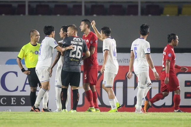 Sejumlah pemain Persija Jakarta bersitegang dengan wasit saat laga pekan 7 BRI Liga 1 2021/2022 melawan Arema FC di Stadion Manahan, Solo, Minggu (17/10/2021) (c) Bola.net/Bagaskara Lazuardi