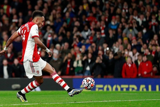 Pierre-Emerick Aubameyang mencetak gol kedua Arsenal melawan Aston Villa, Sabtu (23/11/2021) (c) AP Photo