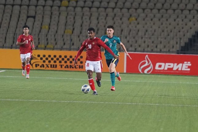 Pemain Timnas Indonesia U-23, Ramai Rumakiek ketika tampil melawan Australia U-23 di leg pertama Kualifikasi Piala Asia U-23, Rabu (27/10/2021) malam WIB. (c) dok.PSSI