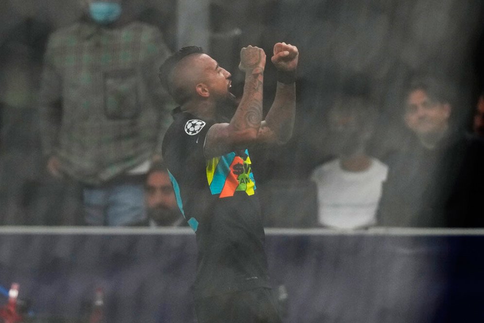 Bikin Sensasi! Vidal Merapat ke Markas Inter Dengan Mobil Jadul