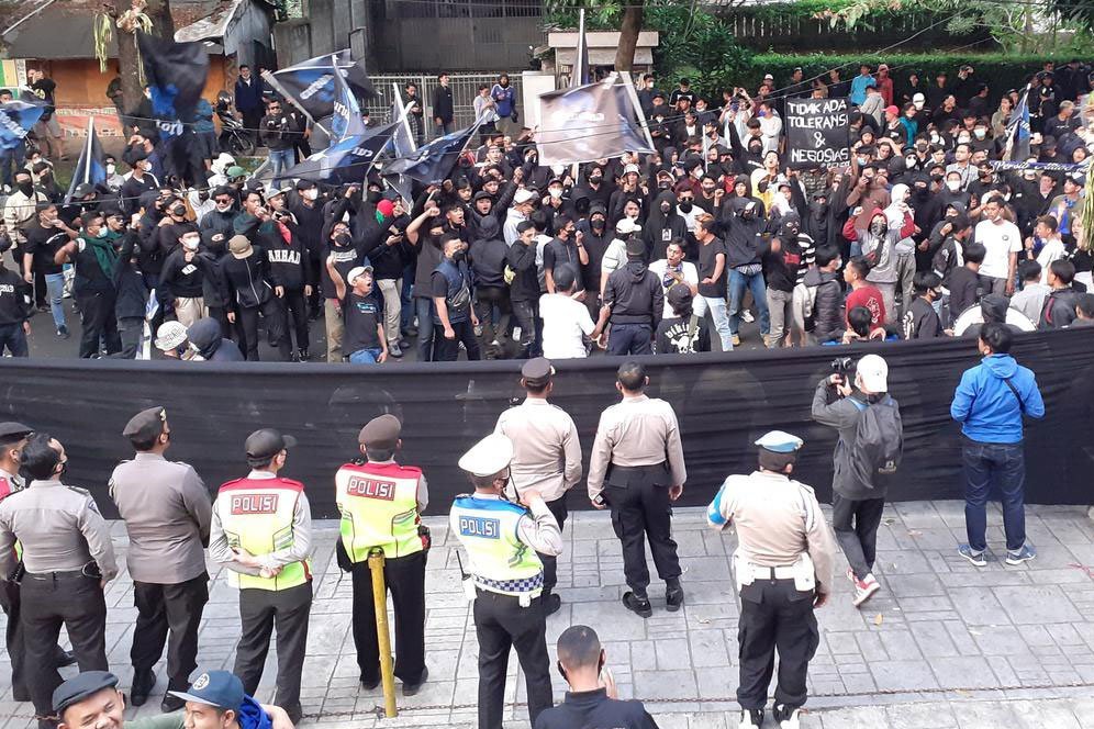 'Tanpa Hati Silakan Out', Aksi Long March Bobotoh Berlangsung Hingga Malam