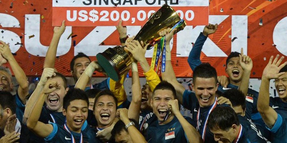 Timnas Singapura saat menjadi juara AFF Cup 2012. (c) PORNCHAI KITTIWONGSAKUL/AFP