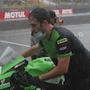 Mandalika Hujan Deras, Rider WorldSBK Ini Malah Mandi di Pitlane