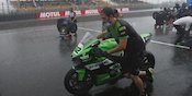 Mandalika Hujan Deras, Rider WorldSBK Ini Malah Mandi di Pitlane
