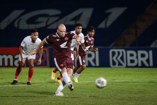 Anco Jansen menendang penalti pada laga pekan ke-14 BRI Liga 1 melawan Persipura Jayapura (c) AP Photo