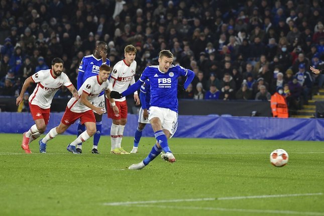 Penyerang Leicester City, Jamie Vardy saat mengeksekusi penalti ke gawang Spartak Moscow di Liga Europa 2021. (c) AP Photo