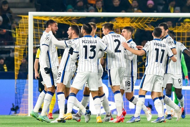 Skuad Atalanta merayakan gol di markas Young Boys, Rabu (24/11/2021) (c) AP Photo