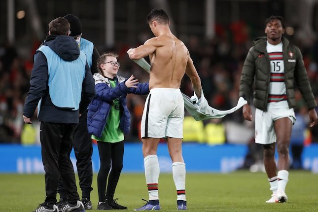 Cristiano Ronaldo memberikan jersey kepada fans timnas Rep. Irlandia (c) AP Photo