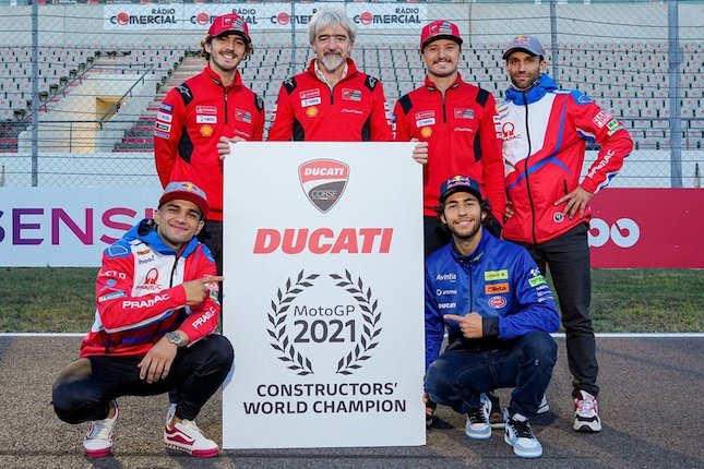 Gigi Dall'Igna dan para rider Ducati penyumbang poin di klasemen konstruktor MotoGP 2021. (c) Ducati Corse