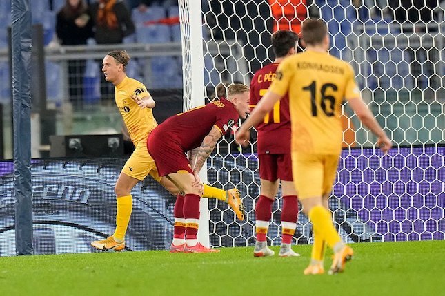 Penyerang Bodo/Glimt, Erik Botheim (kiri) merayakan golnya ke gawang AS Roma dalam laga UEFA Conference League, Jumat (5/11/2021). (c) AP Photo