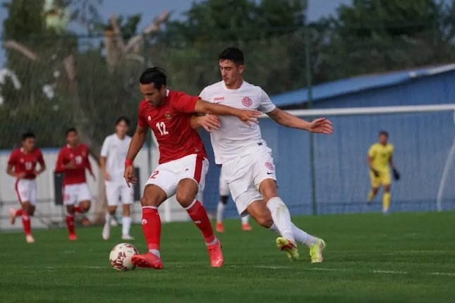 Penyerang: Ezra Walian