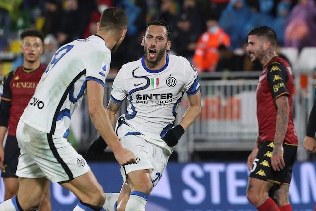 Pemain Inter Milan Hakan Calhanoglu merayakan gol ke gawang Venezia di Pier Luigi Penzo, Minggu (28/11/2021) dini hari WIB. (c) AP Photo