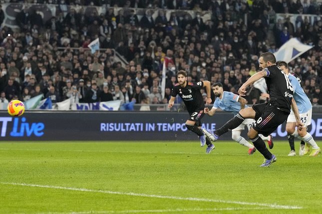 Leonardo Bonucci mengeksekusi penalti untuk Juventus di laga Lazio vs Juventus, Serie A 2021/22 (c) AP Photo