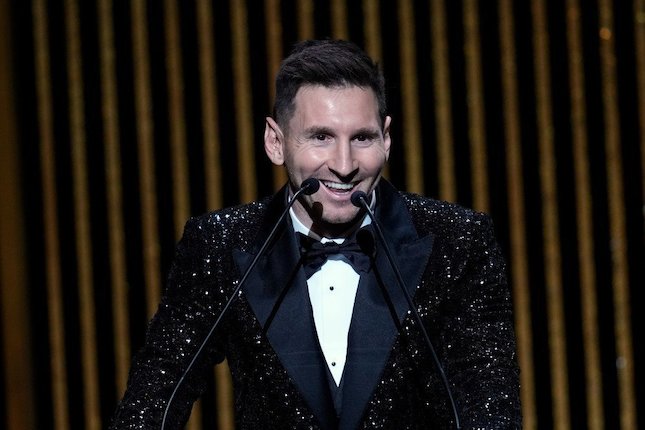 Lionel Messi saat menerima penghargaan Ballon dOr 2021, Selasa (30/11/2021) (c) AP Photo