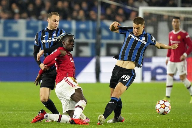 Gelandang Manchester United, Paul Pogba dikepung dua pemain Atalanta (c) AP Photo