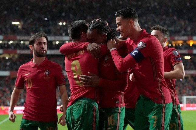 Skuad Portugal merayakan gol Renato Sanches ke gawang Serbia, Senin (15/11/2021) (c) AP Photo