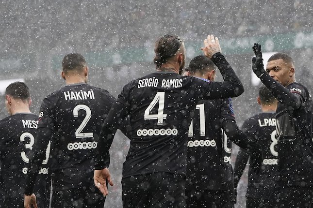 Sergio Ramos dan Kylian Mbappe merayakan gol PSG (c) AP Photo