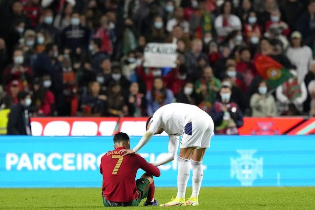 Cristiano Ronaldo dan Filip Kostic di akhir laga Portugal vs Serbia, Kualifikasi Piala Dunia 2022 (c) AP Photo