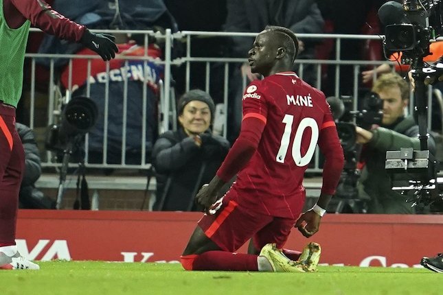 Sadio Mane usai mencetak gol pada laga melawan Arsenal di pekan ke-12 Premier League musim 2021/2022 di Anfield, Minggu (21/11/2021) dini hari WIB. (c) AP Photo