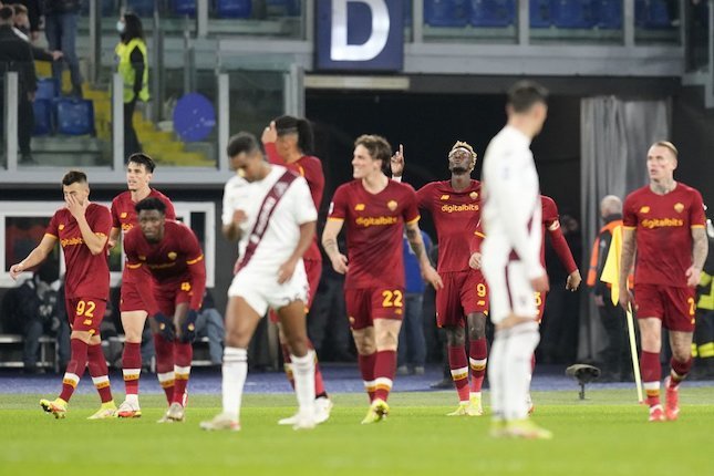 Tammy Abraham (ketiga dari kanan) merayakan golnya di laga AS Roma vs Torino di pekan ke-14 Serie A 2021-22 di Stadio Olimpico, Senin (29/11/2021) dini hari WIB. (c) AP Photo