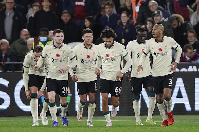 Skuat Liverpool merayakan gol Trent Alexander-Anold (tiga dari kanan) ke gawang West Ham di London Stadium, Minggu (07/11/2021) malam WIB. (c) AP Photo