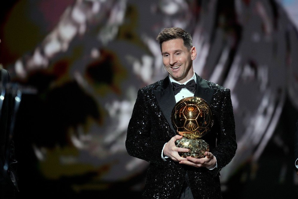 Lionel Messi Raih Trofi Ballon d'Or 2021, Reaksi Warganet: Punya Orang Dalam Ya?!