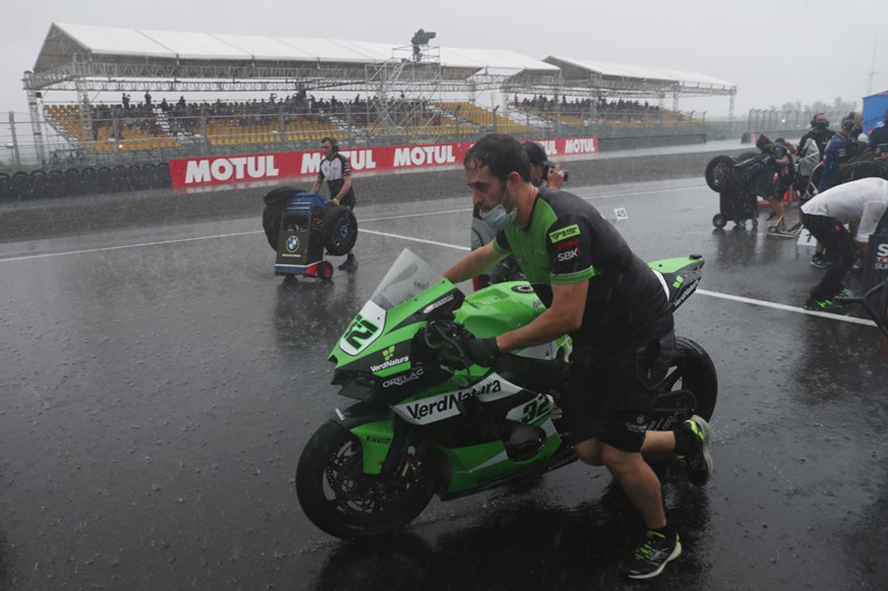 Mandalika Hujan Deras, Rider WorldSBK Ini Malah Mandi di Pitlane